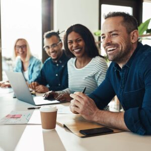 Mitarbeiter sitzen zusammen im Büro