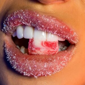 Offener Mund, zuckrige Lippen, Süßigkeit