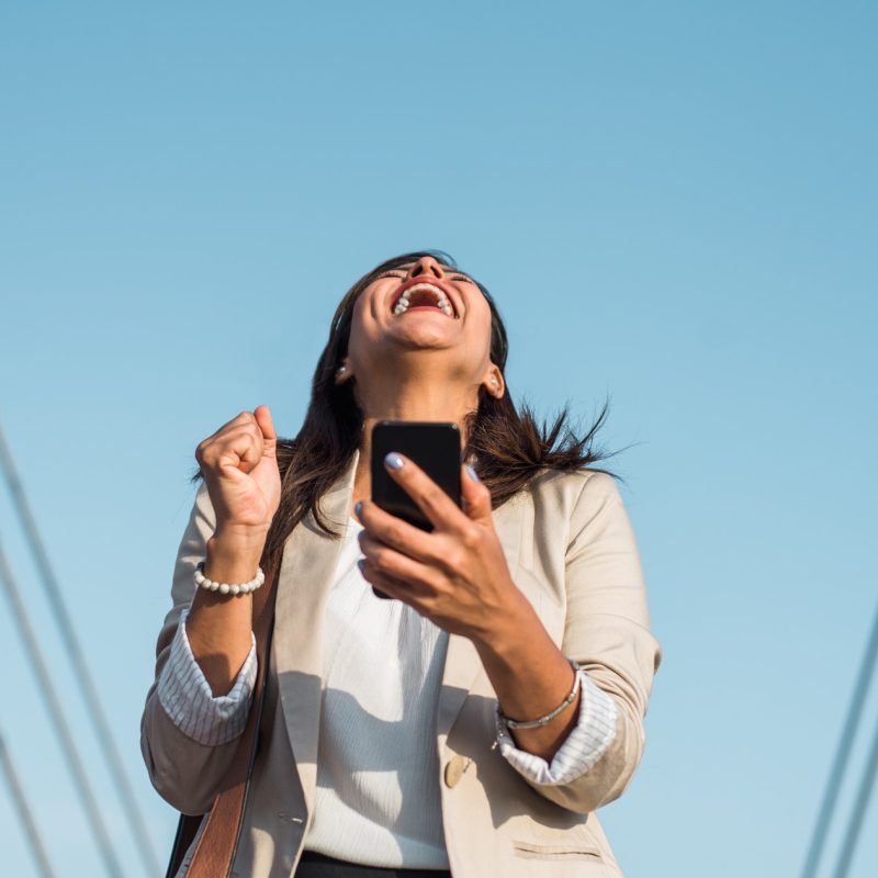 Junge Frau freut sich, Ausbildungsplatz