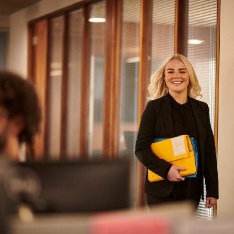 Blog-2-PD-Januar-25 Frau mit Akten, Business