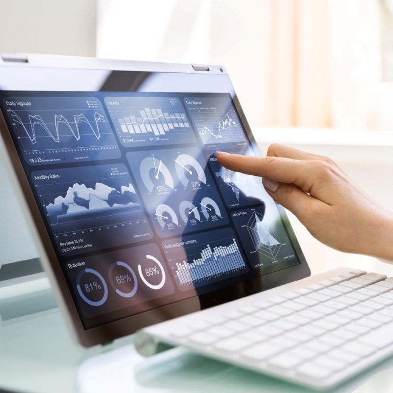 Blop-3-Juli Mitarbeiterin deutet auf Analyse-Daten am Bildschirm