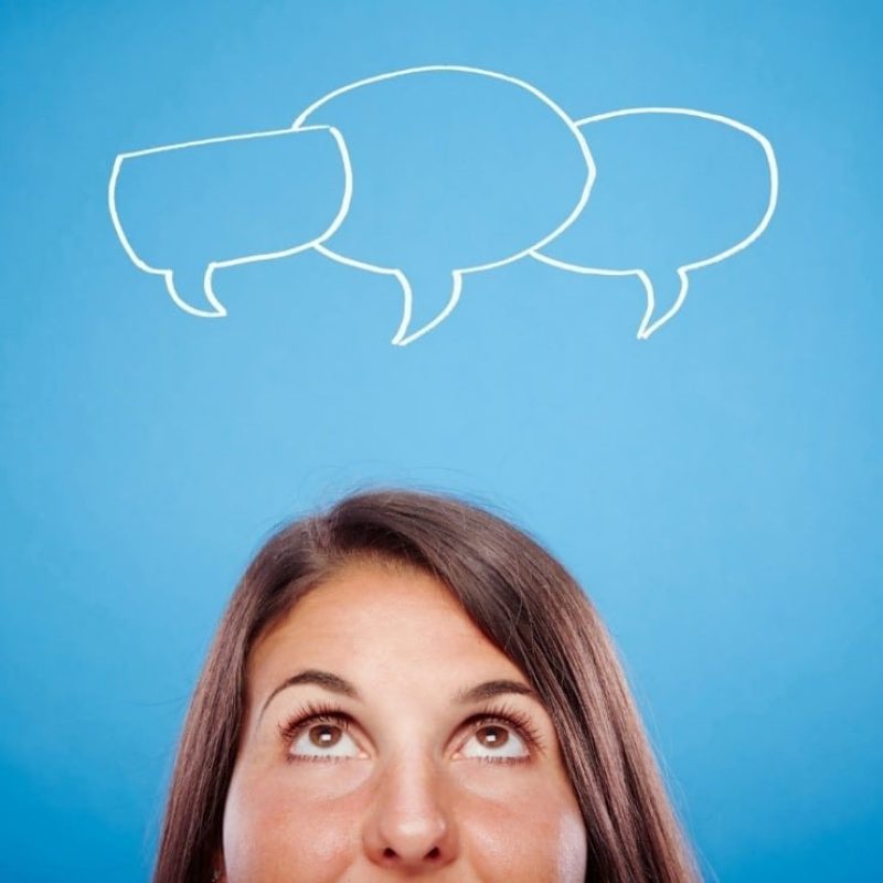 Frau denkt nach, schaut nach oben