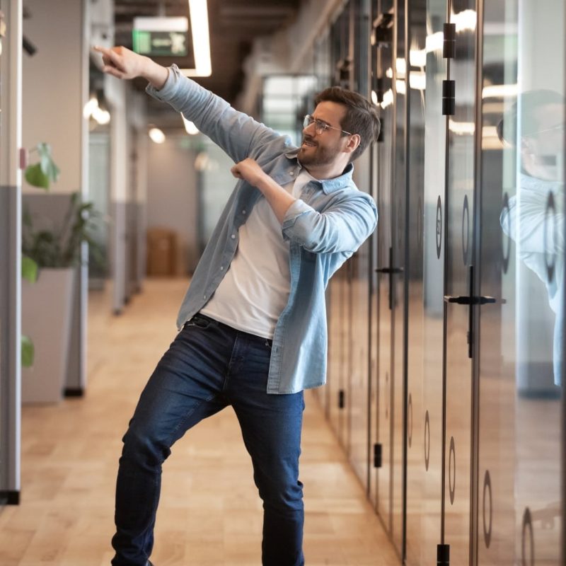 PD Mann Mann, erfolgreich, happy, Mitarbeiter einer Firma